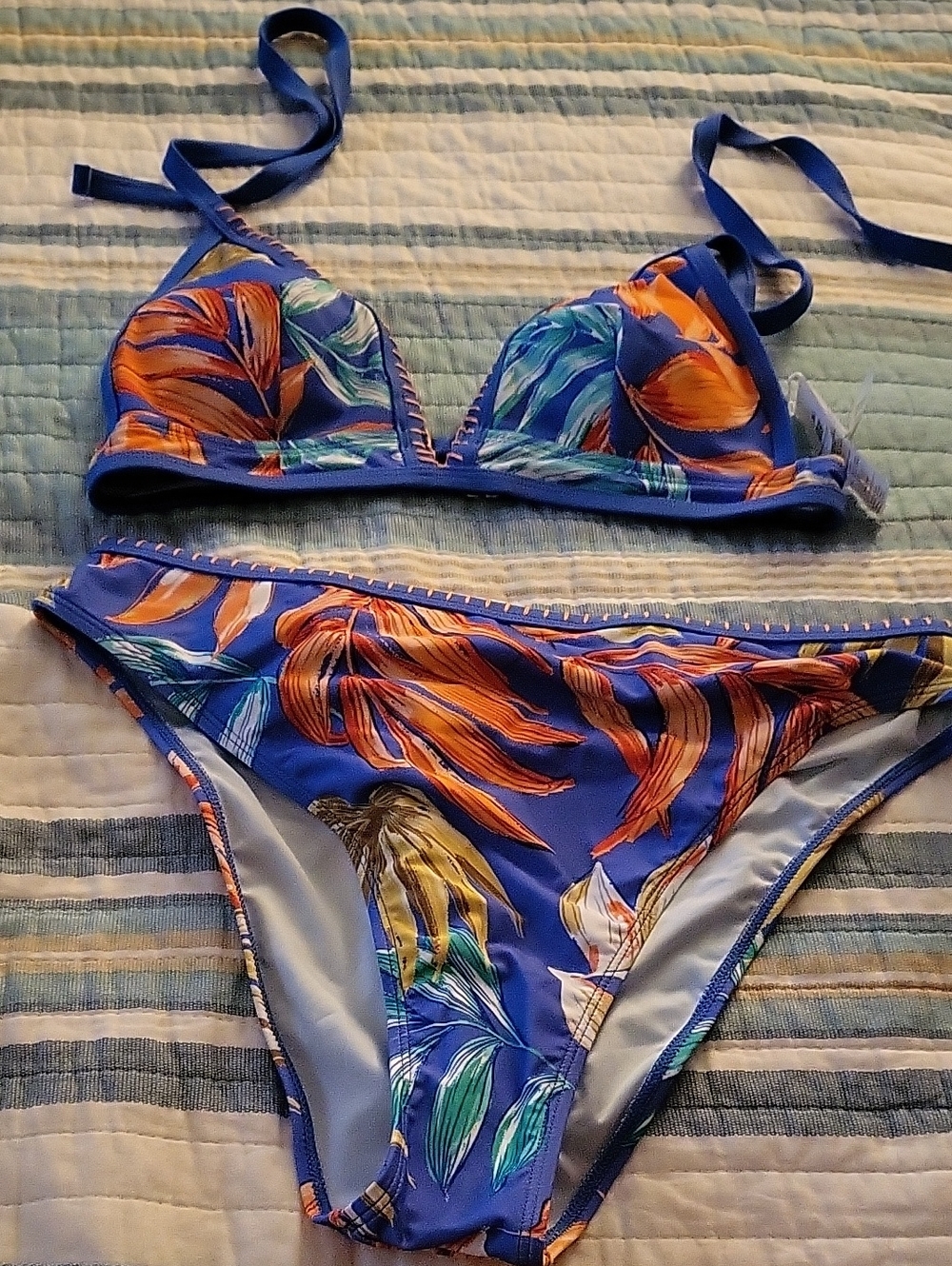 Cupshe Tropical Print Whip Stitch Bikini Top & High-Waisted Bottoms Set (M & L)